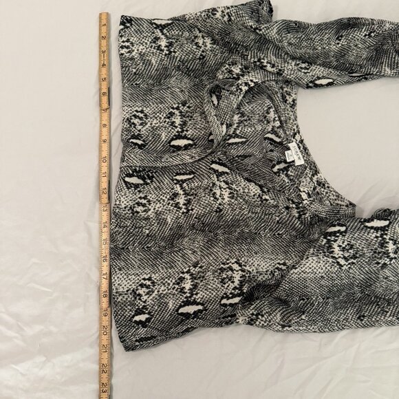 J Crew Women’s Long Sleeve Snakeskin Print Button Up Raglan Top Size Sm V-Neck - Picture 6 of 7
